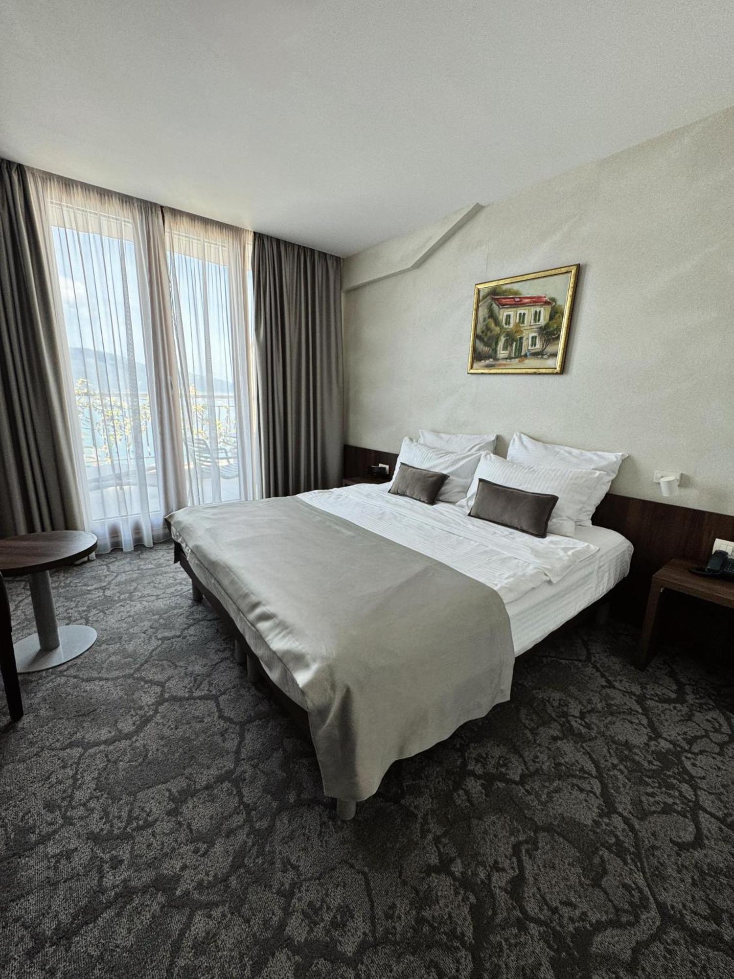 Hotel Pine Tivat Exterior foto
